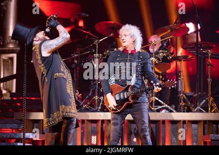 La Regina + Adam Lambert vivono all'Unipol Arena di Bologna il 11/07/2022 Foto Stock