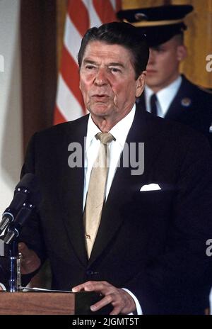 WASHINGTON DC - il 14 FEBBRAIO 1984 il presidente degli Stati Uniti Ronald Reagan ha espresso commenti di partenza sul suo incontro di lavoro con il re Hussein di Giordania e il presidente EgyptÕs Hosni Mubarak nella sala orientale della Casa Bianca. Avevano discusso i loro piani per giungere ad una soluzione pacifica del conflitto tra Egitto e Israele. Foto Stock