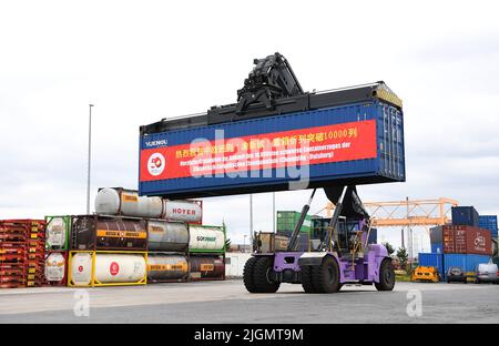 Duisburg. 11th luglio 2022. La foto scattata il 11 luglio 2022 mostra una scena della cerimonia di benvenuto per il viaggio di 10.000 00th effettuato dai treni merci Cina-Europa gestiti dalla China-Europe Railway Express (Chongqing) a Duisburg, Germania. Lunedì a Duisburg, in Germania, arrivò un treno merci carico di prodotti elettronici, parti meccaniche e necessità quotidiane, che partì dal comune di Chongqing della Cina sudoccidentale. 23 Credit: Ren Pengfei/Xinhua/Alamy Live News Foto Stock