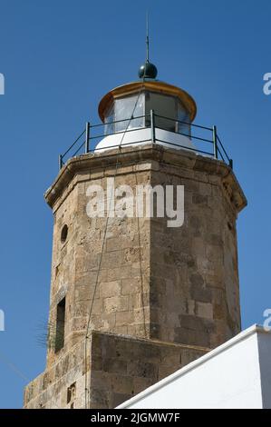 Bellissimo faro, il faro di Katakolo fu costruito nel 1865 ed è di origine francese. La torre in pietra, alta 9 metri Foto Stock