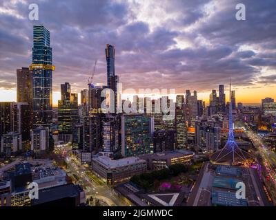 Vista aerea della città di Melbourne di notte Foto Stock