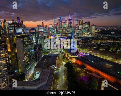 Vista aerea della città di Melbourne di notte Foto Stock