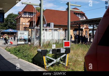 11 luglio 2022, Meclemburgo-Pomerania occidentale, Warnemünde: Un treno suburbano si trova di fronte alla stazione della località del Mar Baltico. In occasione di un evento stampa tenutosi a Schwerin il 12 luglio 2022, Deutsche Bahn presenta il suo programma di modernizzazione per oltre 50 stazioni di Mecklenburg-Vorpommern, tra cui Warnemünde. Foto: Bernd Wüstneck/dpa Foto Stock