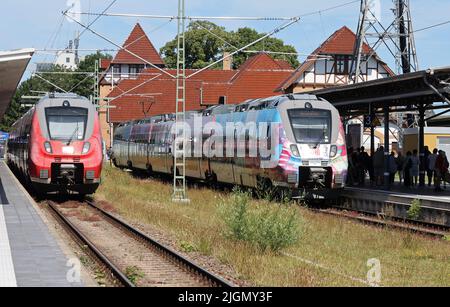 11 luglio 2022, Meclemburgo-Pomerania occidentale, Warnemünde: I treni S-Bahn si trovano nella stazione della località del Mar Baltico. In occasione di un evento stampa a Schwerin il 12 luglio 2022, Deutsche Bahn presenterà il suo programma di modernizzazione per oltre 50 stazioni a Mecklenburg-Vorpommern, tra cui Warnemünde. Foto: Bernd Wüstneck/dpa Foto Stock