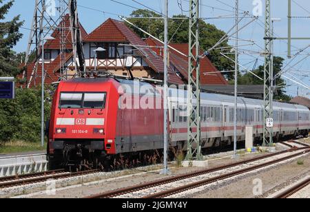 11 luglio 2022, Meclemburgo-Pomerania occidentale, Warnemünde: Un IC per Dresda si trova nella stazione della località baltica. In occasione di un evento stampa tenutosi a Schwerin il 12 luglio 2022, Deutsche Bahn presenta il suo programma di modernizzazione per oltre 50 stazioni di Mecklenburg-Vorpommern, tra cui Warnemünde. Foto: Bernd Wüstneck/dpa Foto Stock