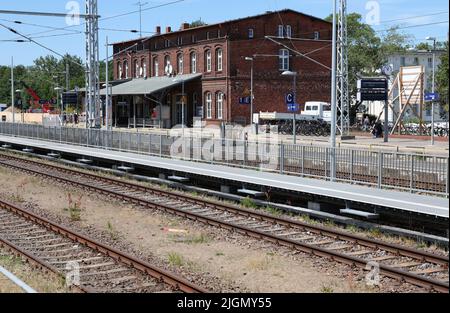 Ribnitz Damgarten, Germania. 11th luglio 2022. L'edificio della stazione a Ribnitz-Damgarten West. In occasione di un evento stampa tenutosi a Schwerin il 12 luglio 2022, Deutsche Bahn presenta il suo programma di modernizzazione per oltre 50 stazioni di Meclemburgo-Pomerania occidentale, tra cui Ribnitz-Damgarten West. Credit: Bernd Wüstneck/dpa/Alamy Live News Foto Stock