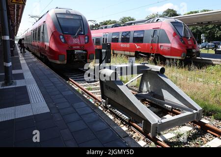 11 luglio 2022, Meclemburgo-Pomerania occidentale, Warnemünde: I treni S-Bahn si trovano nella stazione della località del Mar Baltico. In occasione di un evento stampa a Schwerin il 12 luglio 2022, Deutsche Bahn presenterà il suo programma di modernizzazione per oltre 50 stazioni a Mecklenburg-Vorpommern, tra cui Warnemünde. Foto: Bernd Wüstneck/dpa Foto Stock