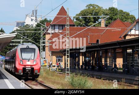 11 luglio 2022, Meclemburgo-Pomerania occidentale, Warnemünde: Un treno pendolare si trova nella stazione della località del Mar Baltico. In occasione di un evento stampa tenutosi a Schwerin il 12 luglio 2022, Deutsche Bahn presenta il suo programma di modernizzazione per oltre 50 stazioni di Mecklenburg-Vorpommern, tra cui Warnemünde. Foto: Bernd Wüstneck/dpa Foto Stock