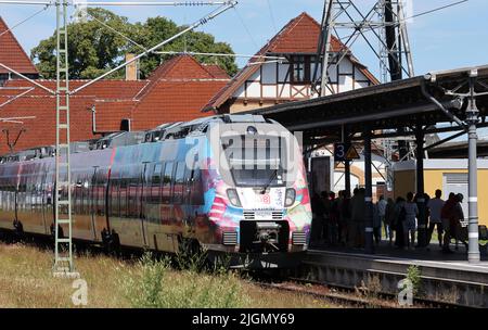 11 luglio 2022, Meclemburgo-Pomerania occidentale, Warnemünde: Un treno pendolare si trova nella stazione della località del Mar Baltico. In occasione di un evento stampa tenutosi a Schwerin il 12 luglio 2022, Deutsche Bahn presenta il suo programma di modernizzazione per oltre 50 stazioni di Mecklenburg-Vorpommern, tra cui Warnemünde. Foto: Bernd Wüstneck/dpa Foto Stock