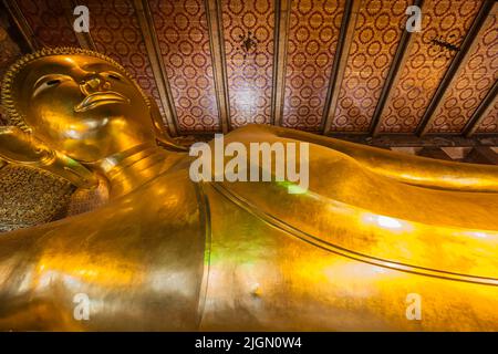 Wat Pho, Tempio del Buddha reclinato, Wat Phra Chetuphon, enorme statua del Buddha reclinato, Bangkok, Thailandia, Sud-est asiatico, Asia Foto Stock