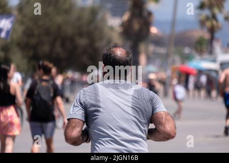 Barcellona, Spagna. 11th luglio 2022. Nonostante le alte temperature, un uomo è visto con una camicia sudata mentre corre. Seconda ondata di calore estremo che può superare i 44 gradi Celsius in alcune regioni della Spagna. La Catalogna, attualmente al livello uno e dopo settimane di accumulo di alte temperature e di poca pioggia, soffrirà questa settimana alcuni giorni di temperature al di sopra di quanto è solito per queste date Credit: SOPA Images Limited/Alamy Live News Foto Stock