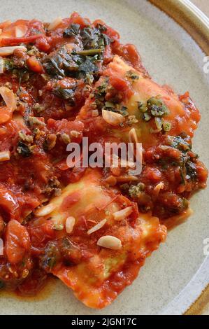 Ravioli di verdure mediterranee arrosto su un piatto Foto Stock