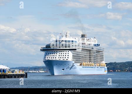 Seattle - 08 luglio 2022; nave da crociera Royal Caribbean Ovation of the Seas con partenza da Seattle in Alaska con bel tempo estivo Foto Stock