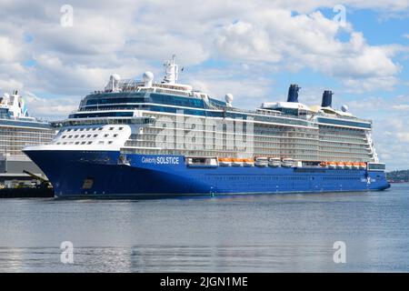 Seattle - 09 luglio 2022; la nave da crociera Celebrity Solstice inizia a partire dal molo 91 a Seattle con una crociera in Alaska Foto Stock