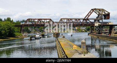 Seattle - 09 luglio 2022; il treno passeggeri a lunga distanza dell'Amtrak Empire Builder attraversando il ponte Salmon Bay a Seattle vicino alle chiuse di Ballard Foto Stock