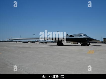 Un bombardiere Stealth B-2, assegnato alla base dell'aeronautica militare Whiteman, Missouri, taxi per la pista, 30 giugno 2022. Il B-2 porta una massiccia potenza di fuoco a sopportare, in breve tempo, in qualsiasi parte del mondo attraverso difese impenetrabili in precedenza. (Foto delle forze aeree degli Stati Uniti di Christina carter, Senior Airman) Foto Stock