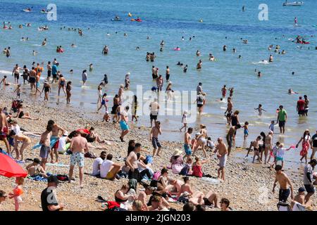 Brighton, Regno Unito. 10th luglio 2022. I bagnanti si godono l'onda di calore sulla spiaggia di Brighton, East Sussex. Si prevede che le temperature nel Regno Unito raggiungeranno i 40 gradi celsius entro la fine della settimana. Credit: SOPA Images Limited/Alamy Live News Foto Stock