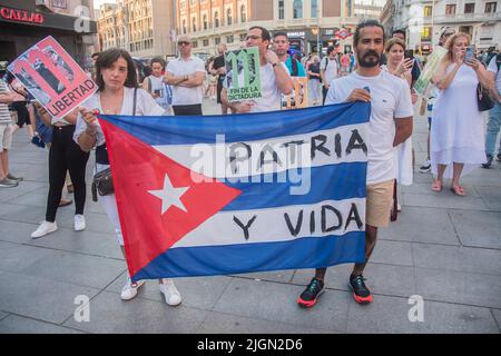 Madrid, Spagna. 11th luglio 2022. Decine di persone hanno marciato nella capitale spagnola Madrid per chiedere "diritti umani per i cubani" nel corso di una manifestazione che segna il primo anniversario delle massicce proteste a Cuba del 11J (11 luglio). (Foto di Alberto Sibaja/Pacific Press) Credit: Pacific Press Media Production Corp./Alamy Live News Foto Stock