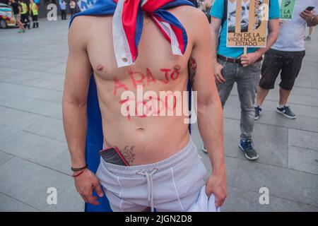 Madrid, Spagna. 11th luglio 2022. Decine di persone hanno marciato nella capitale spagnola Madrid per chiedere "diritti umani per i cubani" nel corso di una manifestazione che segna il primo anniversario delle massicce proteste a Cuba del 11J (11 luglio). (Foto di Alberto Sibaja/Pacific Press) Credit: Pacific Press Media Production Corp./Alamy Live News Foto Stock