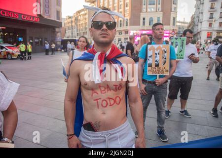 Madrid, Spagna. 11th luglio 2022. Decine di persone hanno marciato nella capitale spagnola Madrid per chiedere "diritti umani per i cubani" nel corso di una manifestazione che segna il primo anniversario delle massicce proteste a Cuba del 11J (11 luglio). (Foto di Alberto Sibaja/Pacific Press) Credit: Pacific Press Media Production Corp./Alamy Live News Foto Stock