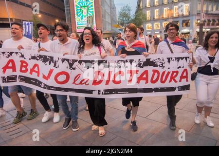 Madrid, Madrid, Spagna. 11th luglio 2022. Decine di persone hanno marciato nella capitale spagnola Madrid per chiedere ''diritti umani per i cubani'' nel corso di una manifestazione che segna il primo anniversario delle massicce proteste a Cuba del 11J (11 luglio). (Credit Image: © Alberto Sibaja/Pacific Press via ZUMA Press Wire) Foto Stock