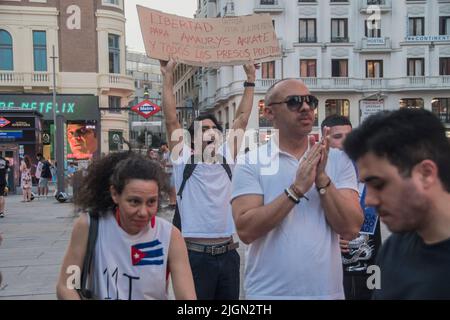 Madrid, Madrid, Spagna. 11th luglio 2022. Decine di persone hanno marciato nella capitale spagnola Madrid per chiedere ''diritti umani per i cubani'' nel corso di una manifestazione che segna il primo anniversario delle massicce proteste a Cuba del 11J (11 luglio). (Credit Image: © Alberto Sibaja/Pacific Press via ZUMA Press Wire) Foto Stock