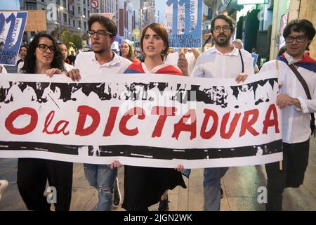 Madrid, Madrid, Spagna. 11th luglio 2022. Decine di persone hanno marciato nella capitale spagnola Madrid per chiedere ''diritti umani per i cubani'' nel corso di una manifestazione che segna il primo anniversario delle massicce proteste a Cuba del 11J (11 luglio). (Credit Image: © Alberto Sibaja/Pacific Press via ZUMA Press Wire) Foto Stock