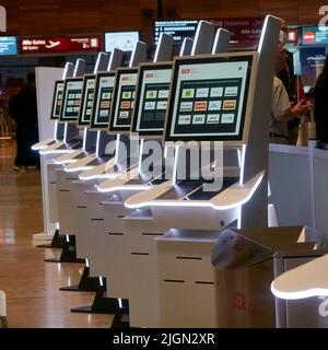 Berlino, Germania, 20 giugno 2022: Computer per il check-in automatico presso il nuovo aeroporto di Berlino BER Foto Stock