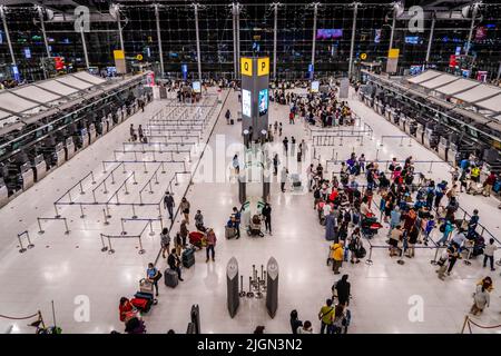 Grandi folle di viaggiatori aspettano di effettuare il check-in ai loro voli all'Aeroporto Internazionale di Suvarnabhumi (BKK) a Bangkok. Dal momento che il governo thailandese ha revocato tutte le restrizioni all'ingresso nell'era pandemica il 1 luglio 2022, la Thailandia ha visto un grande afflusso di turisti internazionali. (Foto di Matt Hunt / SOPA Images/Sipa USA)
