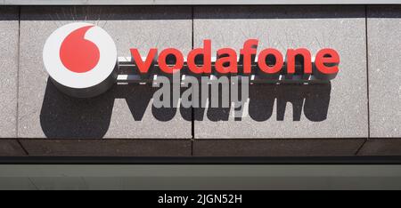 NORIMBERGA, GERMANIA - CIRCA 2022 GIUGNO: Cartello Vodafone Foto Stock