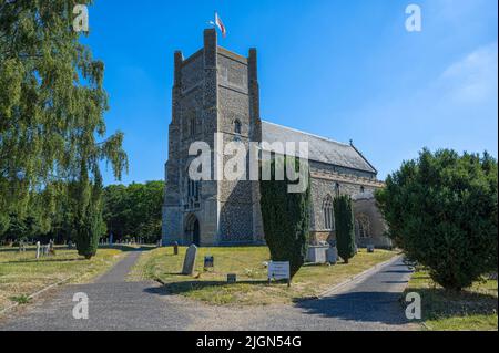 Una vista panoramica della chiesa di San Bartolomeo nel villaggio di Orford, Suffolk. Foto Stock