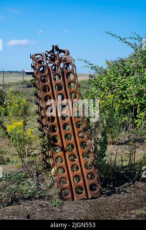 Una sezione di Marston Mat o pierced acciaio piercing dalla guerra mondiale 2 sulla riserva naturale a Orford Ness, Orford, Suffolk. REGNO UNITO Foto Stock