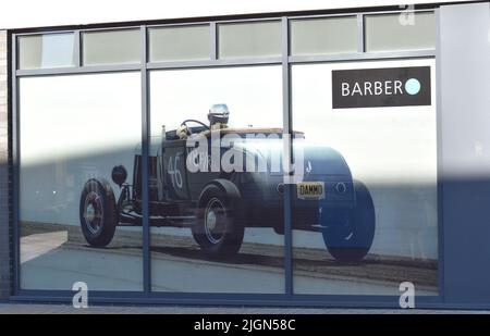 Trompe l'oeil foto di un'auto d'epoca in una vetrina di Broughton a Milton Keynes. Foto Stock