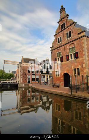 Riflesso dello Stadhuis (Municipio) in De Rijp, Alkmaar, Olanda del Nord, Paesi Bassi Foto Stock