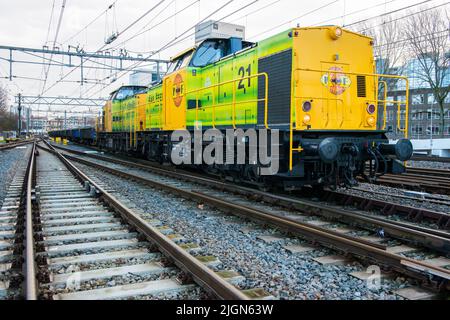 Rotterdam, Paesi Bassi. Due enormi locomotive diesel che tirano carri riempiti di vecchia ghiaia, durante una grande revisione di una ferrovia Willemspoortunnel. Rotterdam, Paesi Bassi. Twee diesel locomotieven Trekken een trein carri met funderings grind tijdens werkzaamheden aan het spoor van de Willemspoortunnel. Foto Stock