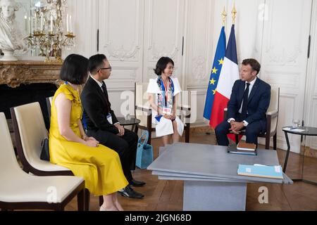 Emmanuel Macron incontra Madame le Thi Thu Thuy e Pham That Quan e durante il vertice Choose France del 5th il 11 luglio 2022 a Versailles, Francia. Foto di Jacques Witt/Pool/ABACAPRESS.COM Foto Stock