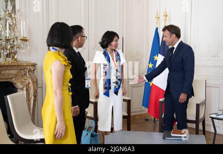 Emmanuel Macron incontra Madame le Thi Thu Thuy e Pham That Quan e durante il vertice Choose France del 5th il 11 luglio 2022 a Versailles, Francia. Foto di Jacques Witt/Pool/ABACAPRESS.COM Foto Stock