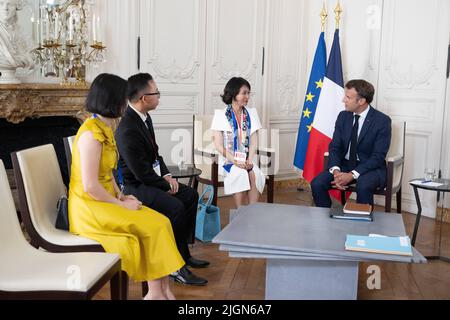 Emmanuel Macron incontra Madame le Thi Thu Thuy e Pham That Quan e durante il vertice Choose France del 5th il 11 luglio 2022 a Versailles, Francia. Foto di Jacques Witt/Pool/ABACAPRESS.COM Foto Stock