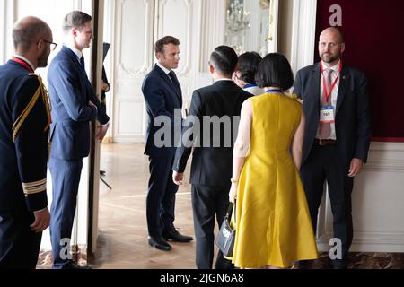 Emmanuel Macron incontra Madame le Thi Thu Thuy e Pham That Quan e durante il vertice Choose France del 5th il 11 luglio 2022 a Versailles, Francia. Foto di Jacques Witt/Pool/ABACAPRESS.COM Foto Stock