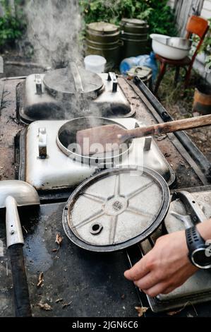 Cucina in cucina durante la guerra in Ucraina, condizioni durante la guerra, pasti caldi per l'esercito. Foto Stock