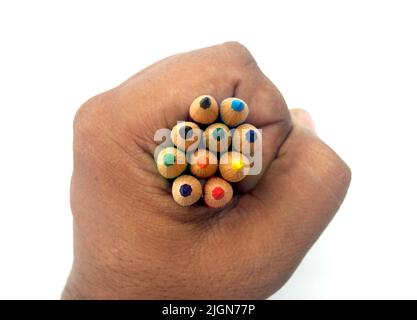 matita da colorare in mano umana isolata su sfondo bianco Foto Stock