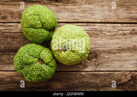 Diverse mele di Adam su piatto di legno posano Foto Stock