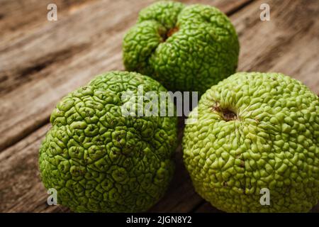 Arancio di osage verde su sfondo di legno primo piano Foto Stock