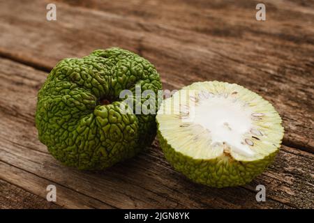 Arancio di Osage e mezzo sul primo piano di legno Foto Stock