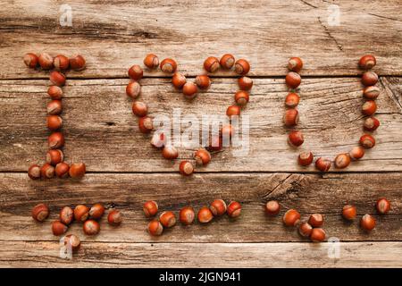 Ti amo da nocciole su legno piatto Foto Stock