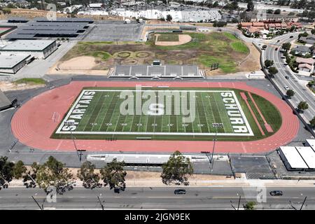 Veduta aerea generale della pista e del campo da calcio Schurr High School, martedì 21 giugno 2022, a Montebello, calib. Foto Stock