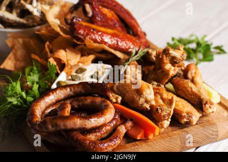 Primo piano con un assortimento di spuntini alla birra alla griglia Foto Stock