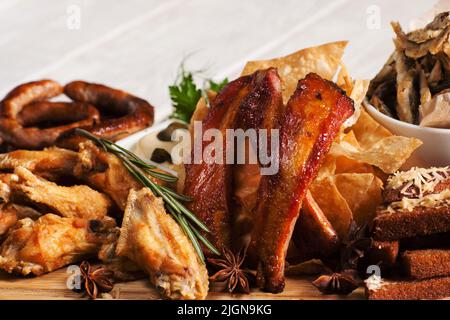 Primo piano con un assortimento di spuntini alla birra alla griglia Foto Stock