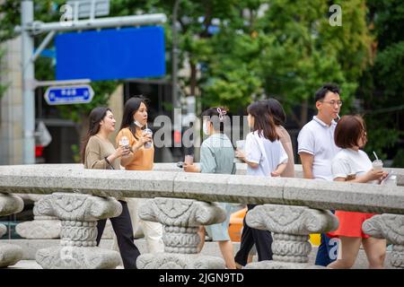 Seul, Corea del Sud. 12th luglio 2022. La gente cammina su una strada a Seoul, Corea del Sud, 12 luglio 2022. La Corea del Sud ha segnalato 37.360 nuovi casi COVID-19 a partire dalla mezzanotte di lunedì rispetto a 24 ore fa, aumentando il numero totale di infezioni a 18.561.861, le autorità sanitarie ha detto Martedì. Credit: Wang Yiliang/Xinhua/Alamy Live News Foto Stock