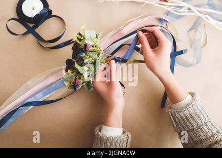 Classe master Fancywork. Fiori artificiali . Foto Stock